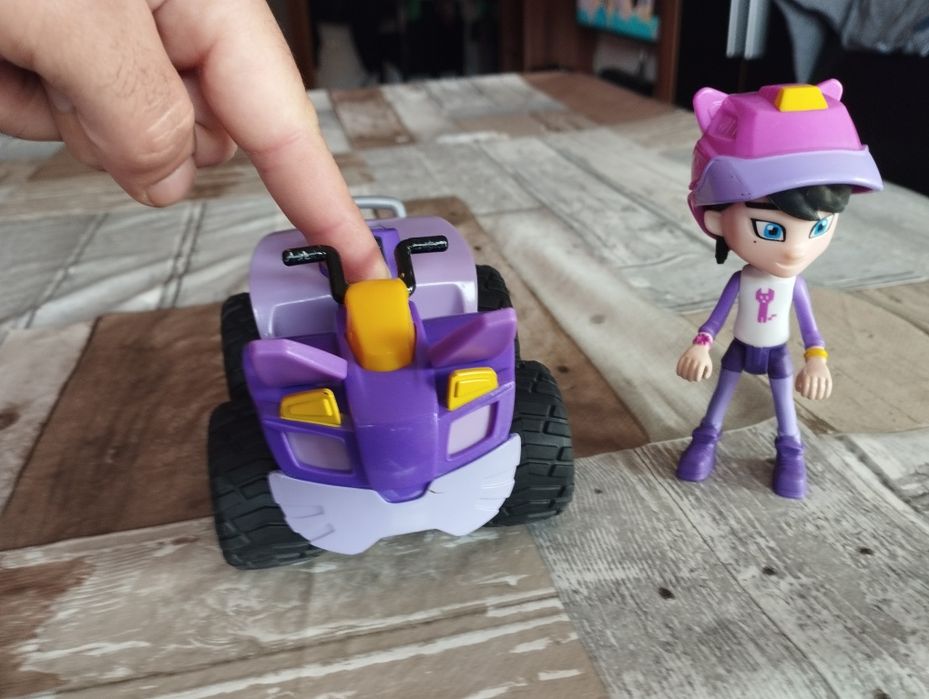 Rev & Roll Vehicles with Figure64730004315907124