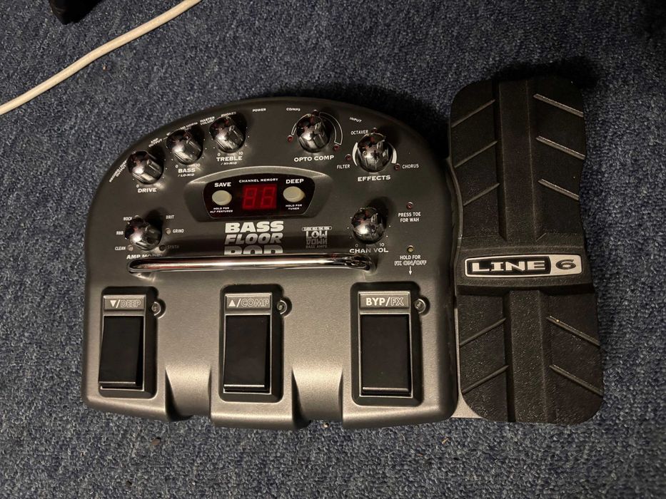 Line6 Bass Floor Pod z zasilaczem Tomanek