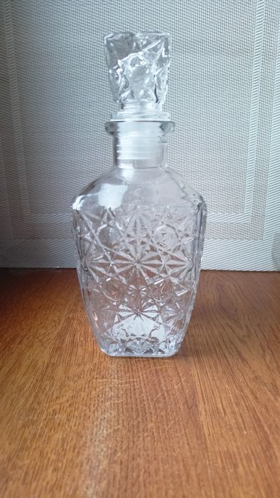 Karafka z grubego szkła - przeźroczystego.