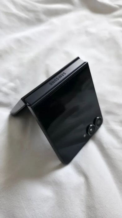 Smartphone SAMSUNG Galaxy Z Flip 7 (6.9'' - 12 GB - 512 GB - Preto)