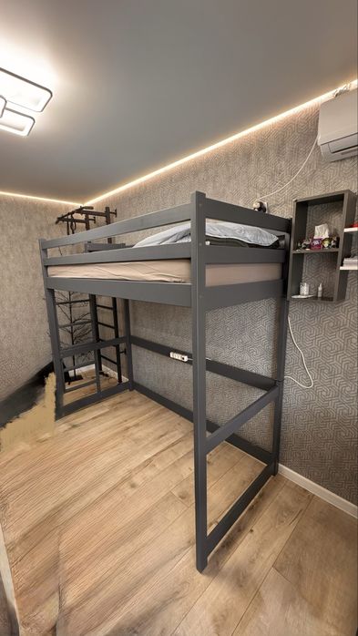 Двоповерхове ліжко з матрацом