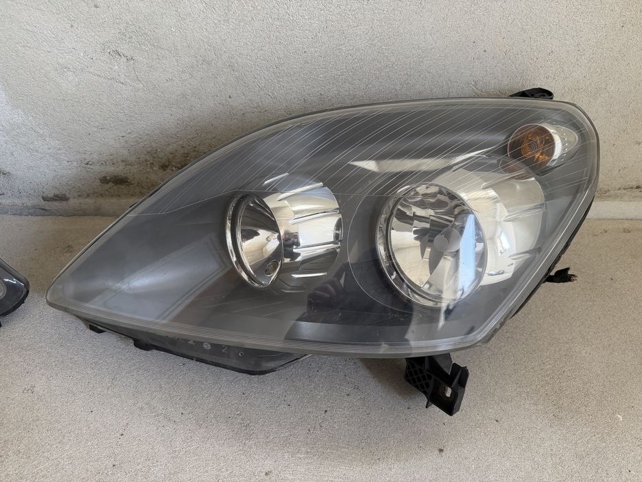 Фара передня Opel Zafira B