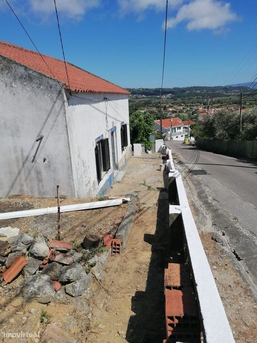 Moradia T3 com potencial de valorização na Amoreira, Óbidos