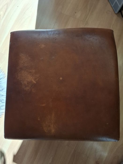 Pufa skórzana z siedziskiem i pojemnikiem