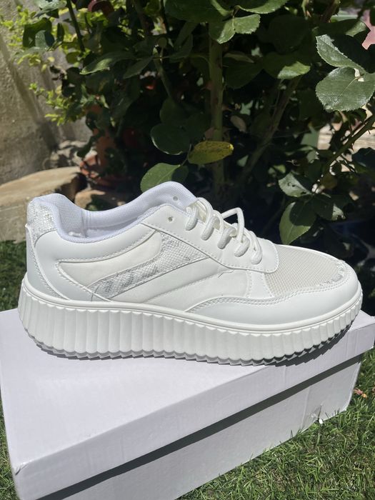 Tenis branco novo