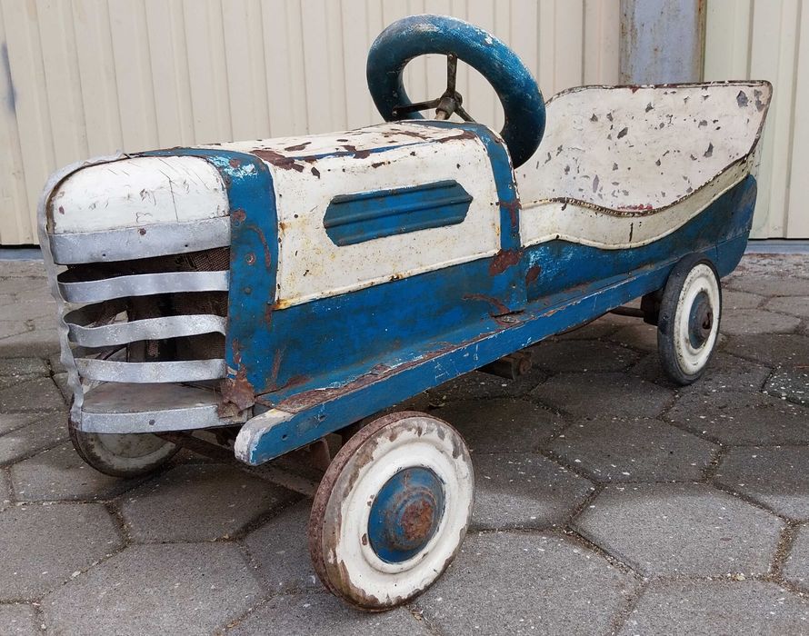 Carro a pedais antigo