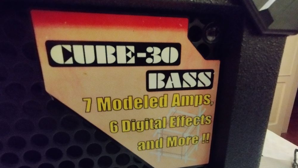 Amplificador Roland CUBE-30 Bass como Novo!