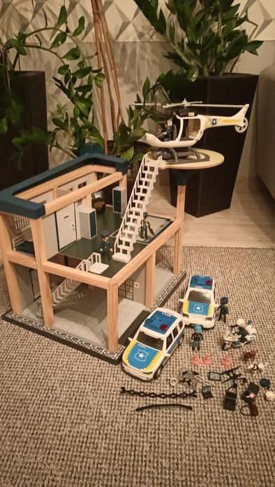 Posterunek policji, auta, motor, helikopter figurki