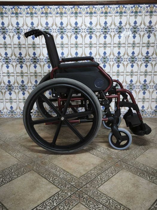Cadeira de Rodas Dobrável e Leve (Assento 45x45) – Cor Bordeaux