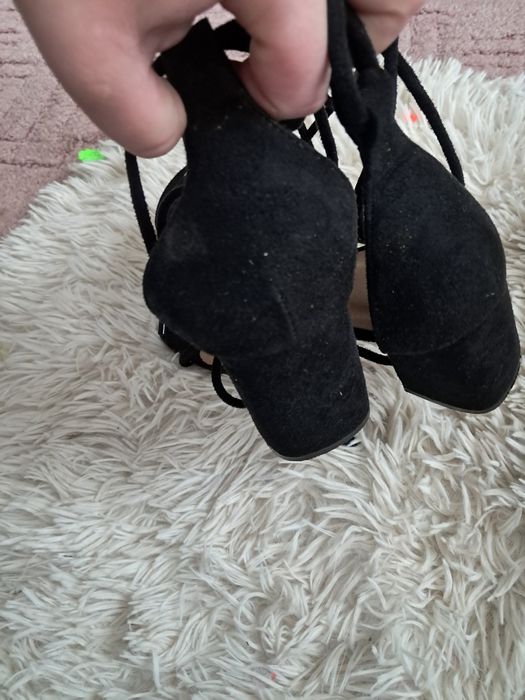 Czarne buty na obcasie wiązane gruby obcas