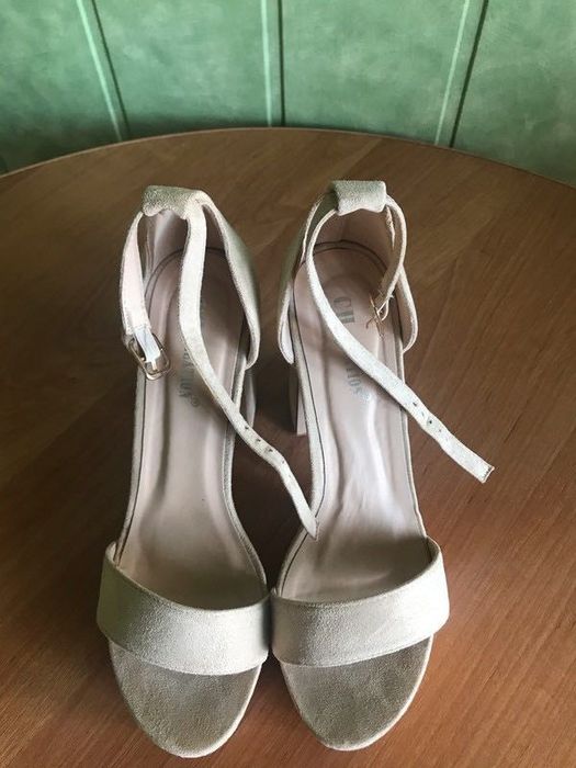 Sandałki na obcasie