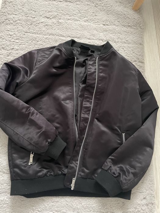 Czarna kurtka wiosenna bomberka