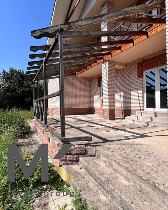 Двоповерховий будинок з видом на ліс у котеджному містечку