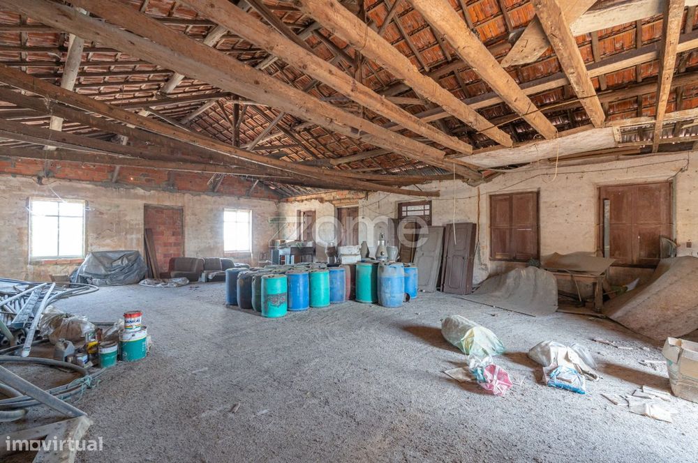 Armazém com 2 Pisos / Grande Potencial | Paredes do Bairro – Anadia