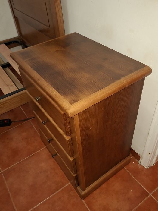 Cama de Solteiro e Mesa de Cabeceira