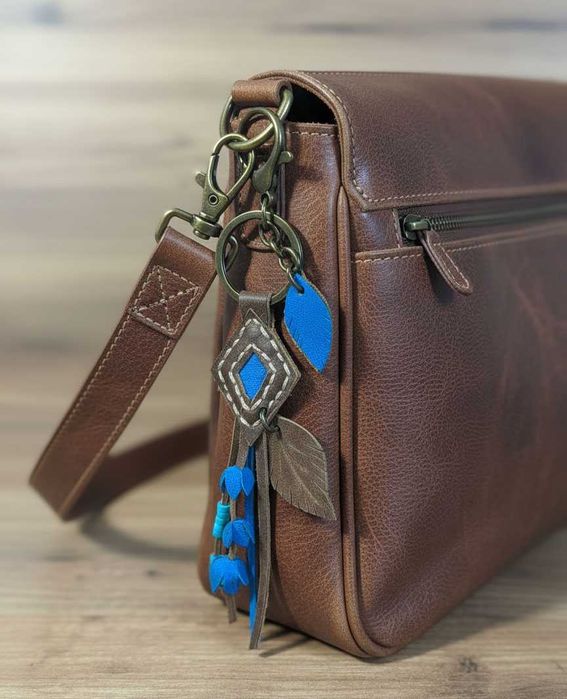 skórzany brelok amulet ze skórzanym frędzlem