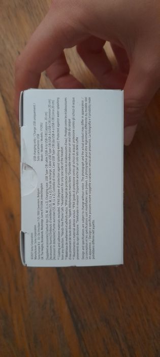 Fones da sony WF-C500 bluetooth a faltar o fio de carregar e só com 1