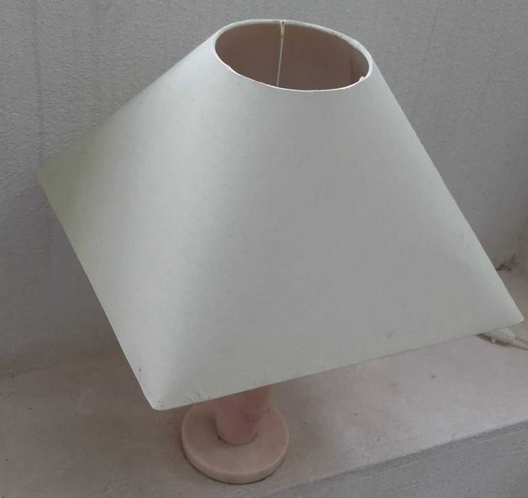 candeeiro de mesa antigo, em mármore rosa