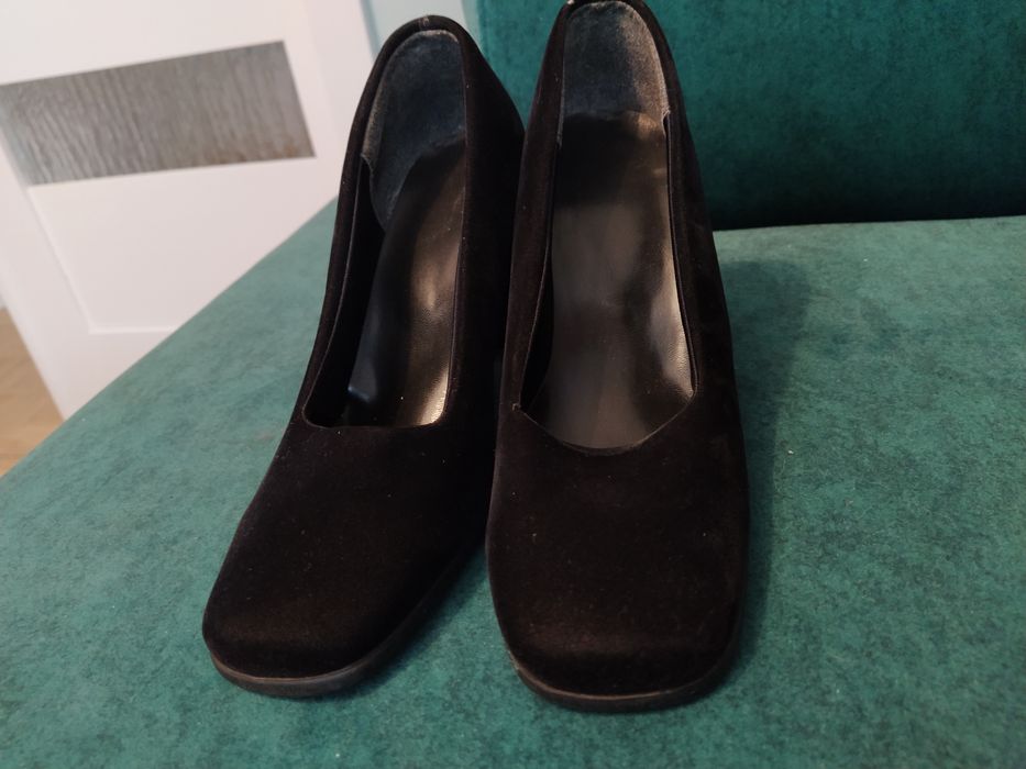 Czarne czółenka słupek 37