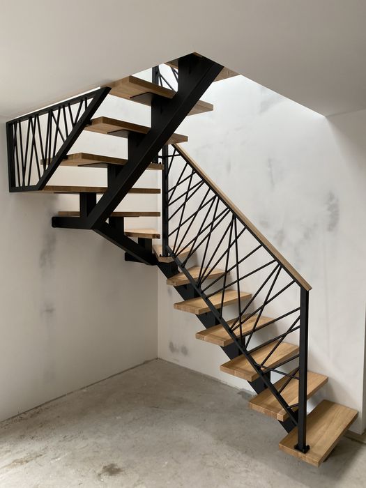 Schody metalowe, stalowe, nowoczesne, loft, na jednej belce, samonośne