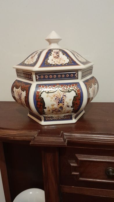 Taça com tampa em porcelana.