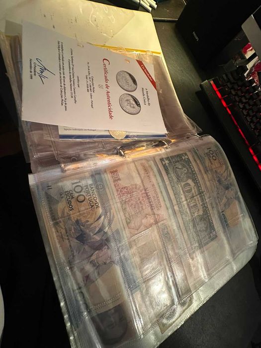 Coleção de Moedas, Notas e Selos Antigos – Álbum de Colecionador