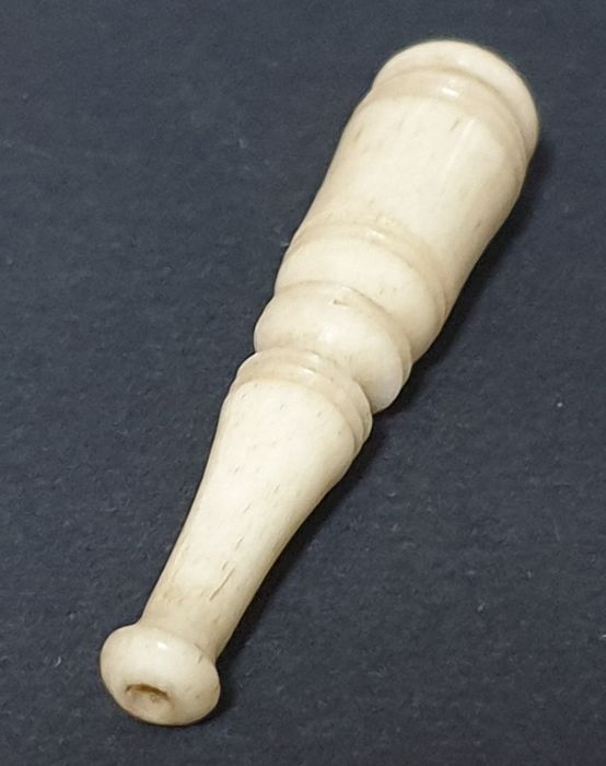 Antiga preciosa boquilia asiatica esculpida com tampa