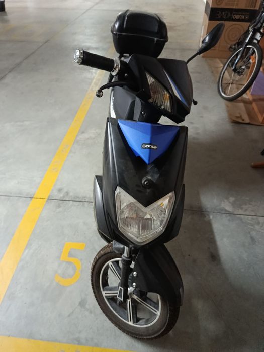 Vendo secuter eletrica com cerca de 2000km0 km  mas com as baterias avariadas