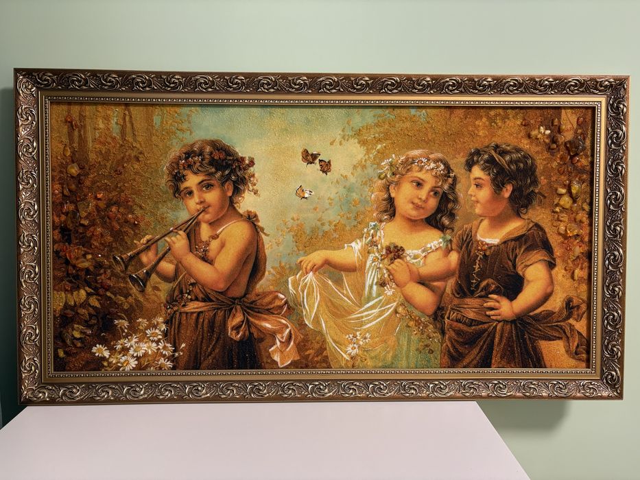 Картина з бурштину в золотистій рамці