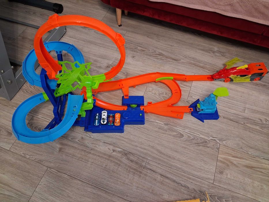 Tory Hot Wheels wraz z samochodzikami