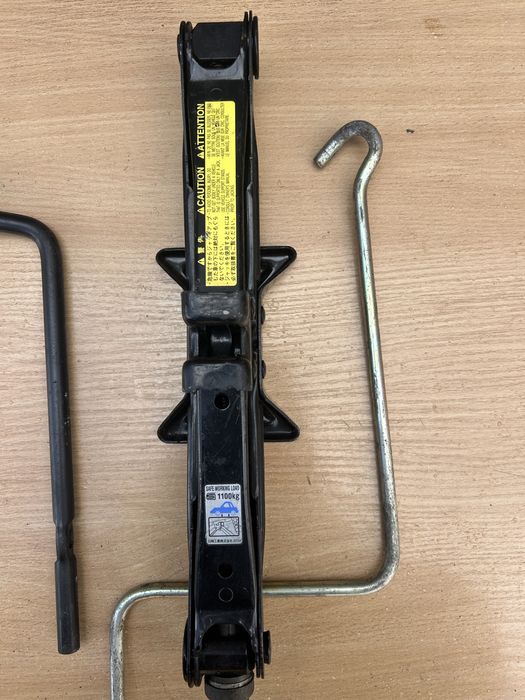 Домкрат Toyota Rav 4 BZ4X