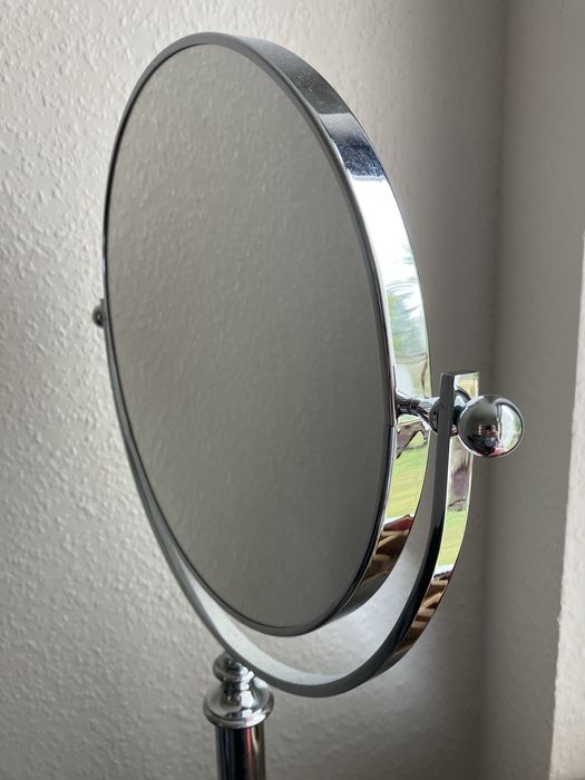 Stylowe lustro stojące z funkcją powiekszenia