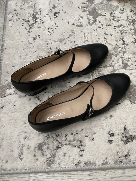 Продам шкіряні туфлі на низькому каблуці