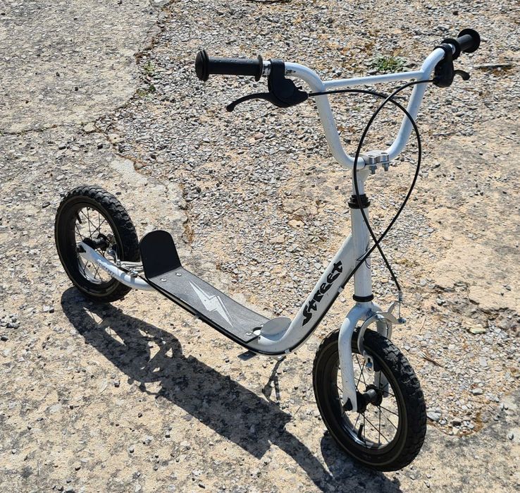 TROTINETE com pneus insufláveis, travões, descanso e outras maravilhas