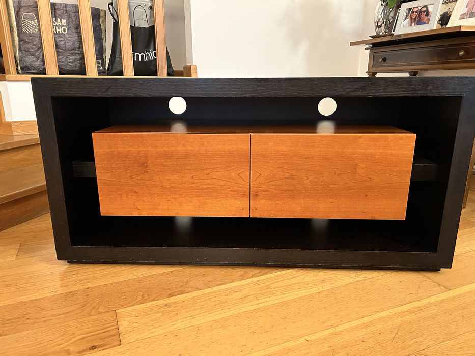 Movel de televisao em madeira feito a mao