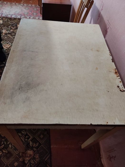 Кухонный стол с клеенкой