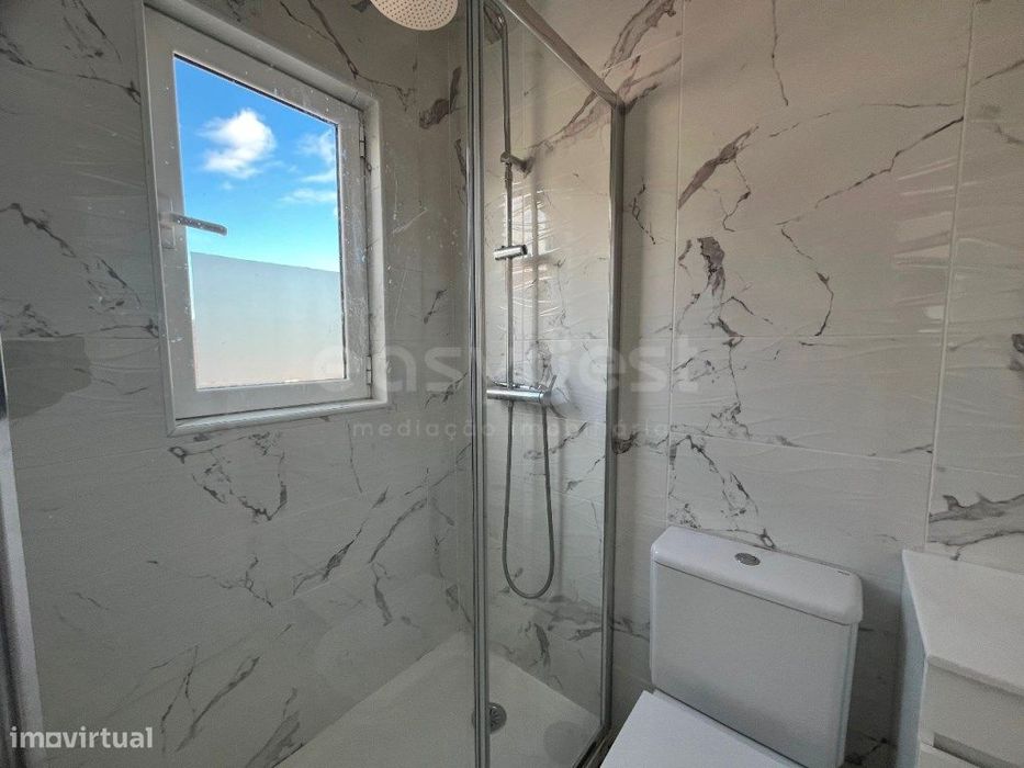Apartamento T1+1, versátil, com vista desafogada em Campo de Ouriqu...