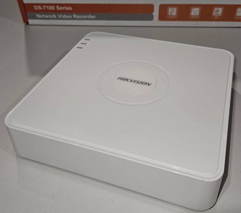Відеореєстратор Hikvision DS-7104NI-SN/P