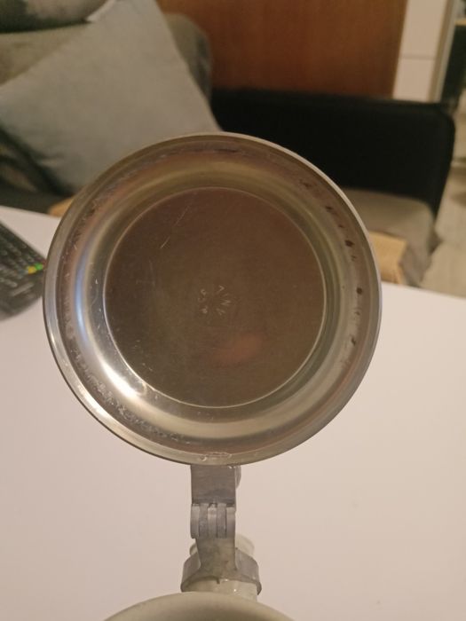 Ceramiczny kufel z cynową pokrywą