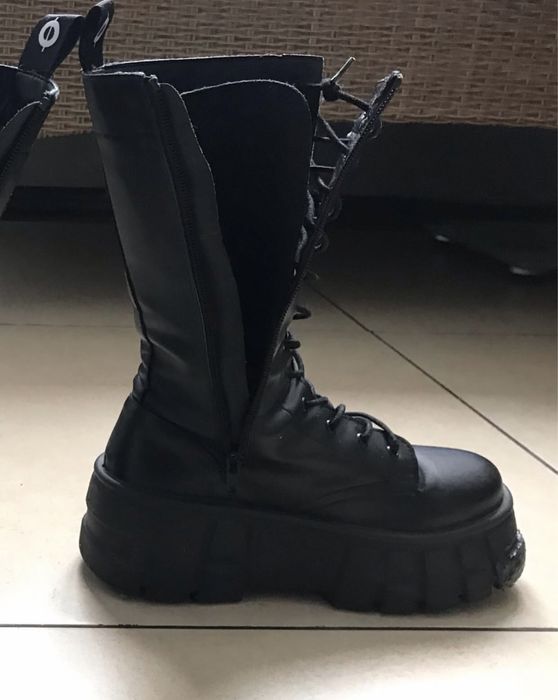 Готичні білі рубашки по 400, 1 на фото шовкова , довге взуття і кофти