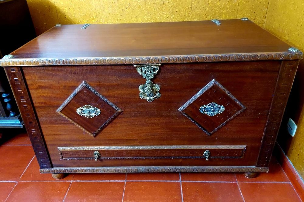 Recheio de casa, Iuminação, Mobiliario em madeira talhada, estantes