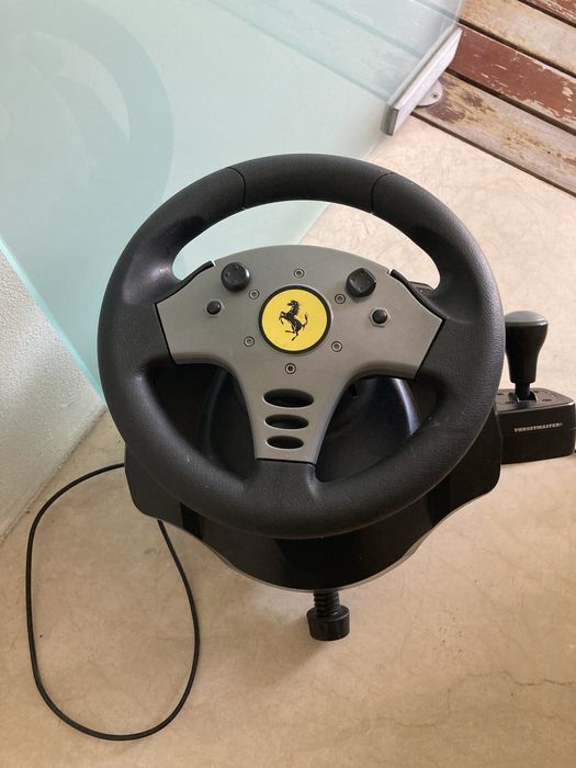 Volante e pedais Ferrari para PC