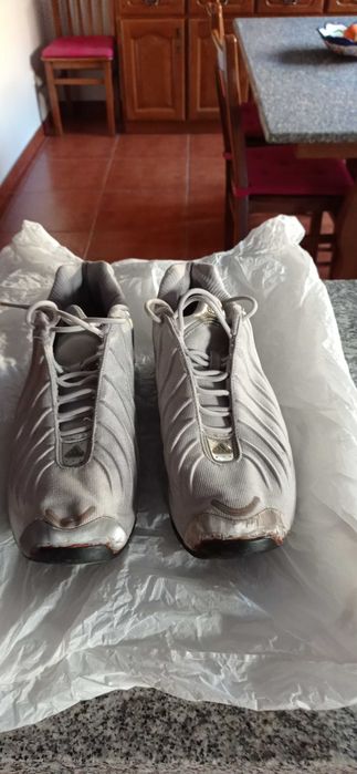 Diversos sapatos e ténis de marca