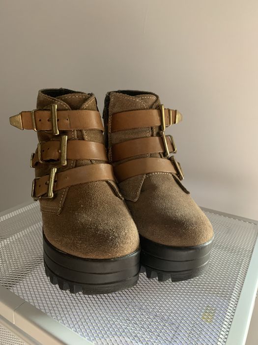 Botas em Pele Usadas