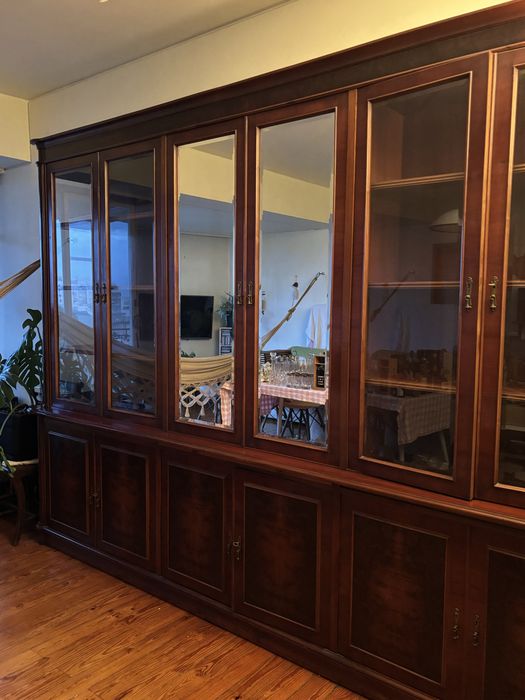 Vitrine em Madeira Maciça - Ótimo Estado