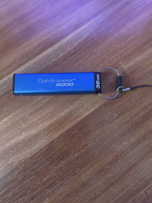 Продам флеш-память з шифровим доступом