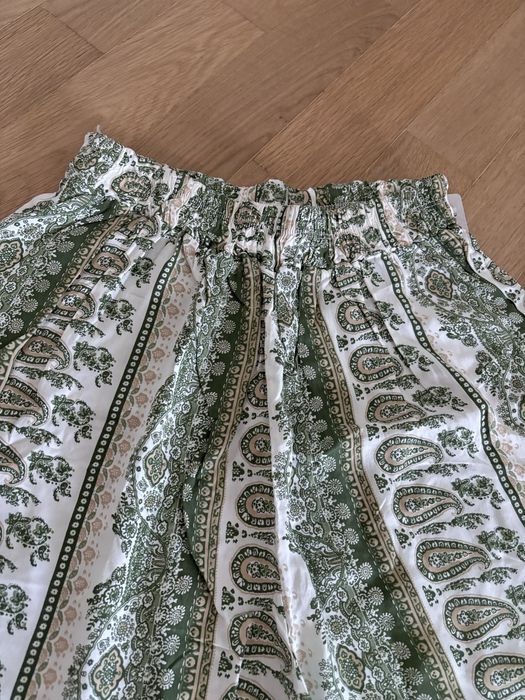 Pantalonas com padrao em tons de verde