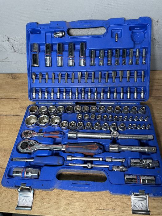 Слюсарні інструменти, набір інструментів, ключі, набір ключів