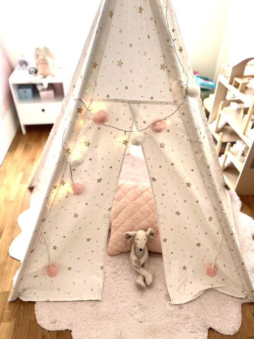 Tenda tipi rosa e jogo de luzes com pompons