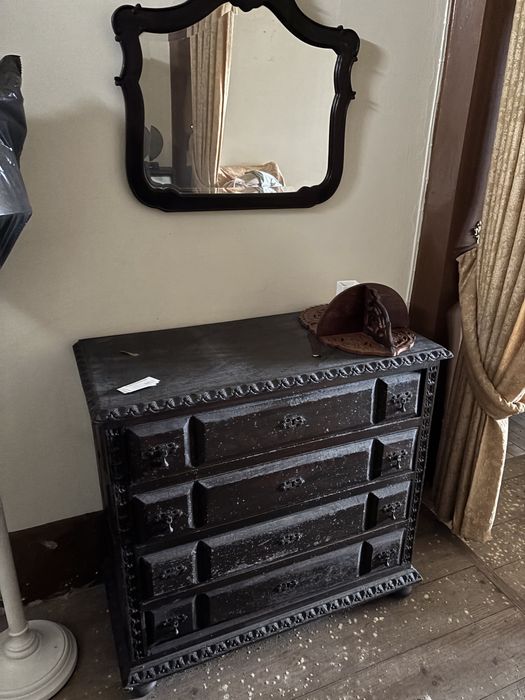 Quarto Completo em Madeira Maciça Escura (Estilo Tradicional)